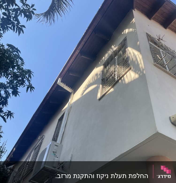 גג רעפים חום עם קורות עץ חשופות